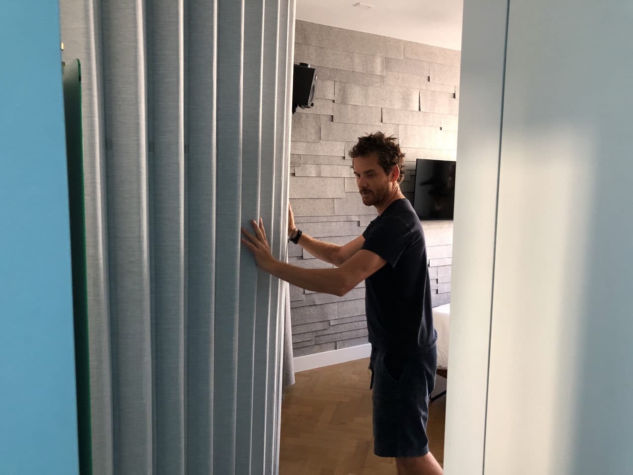 Folding partition wall in an interior space