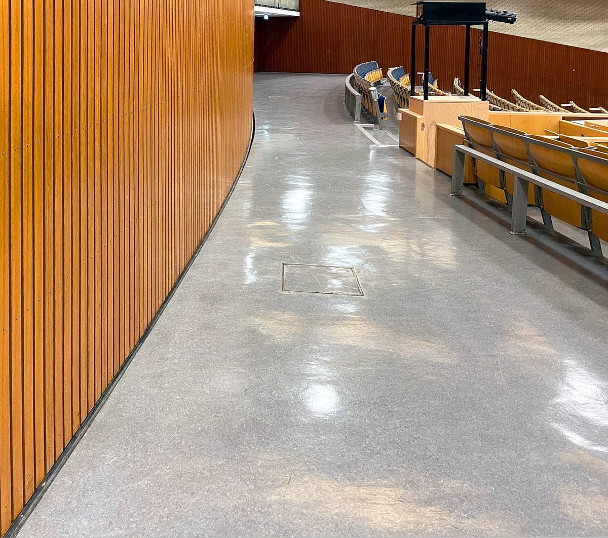 Retractable partition wall in a large conference auditorium